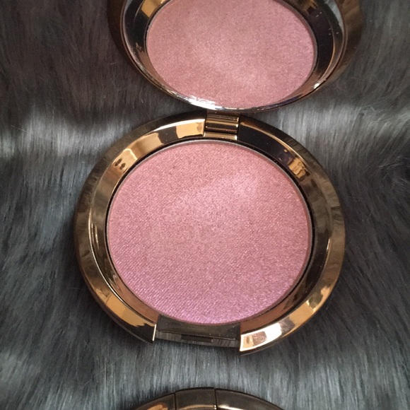 Becca Light Chaser Highlighter in Amethyst - Picture 4 of 7